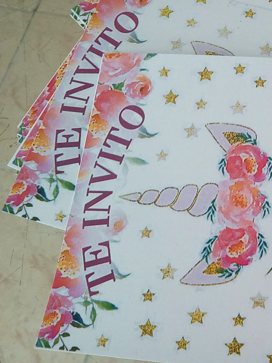 Tarjetas de invitación impresas y organizadas en abanico, listas para entregar