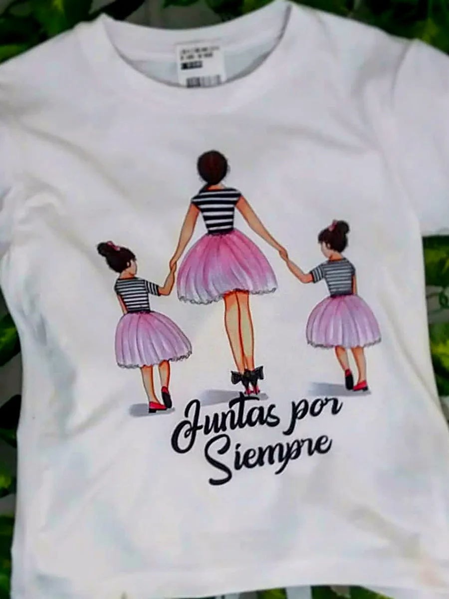 Camiseta blanca con estampado «Juntas por Siempre» entregada a una clienta