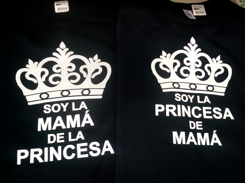 Estampado en blanco sobre camiseta negra