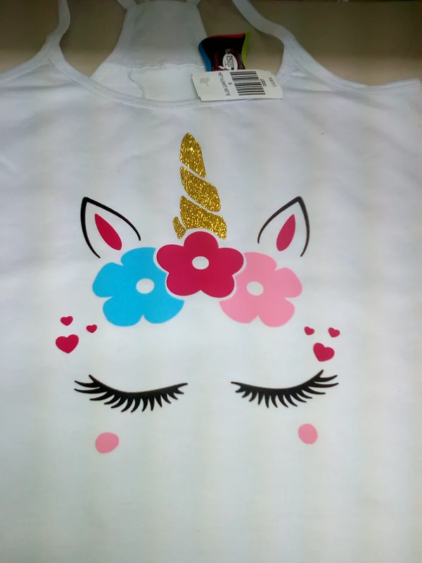 Blusa con estampado a color y detalles en escarcha