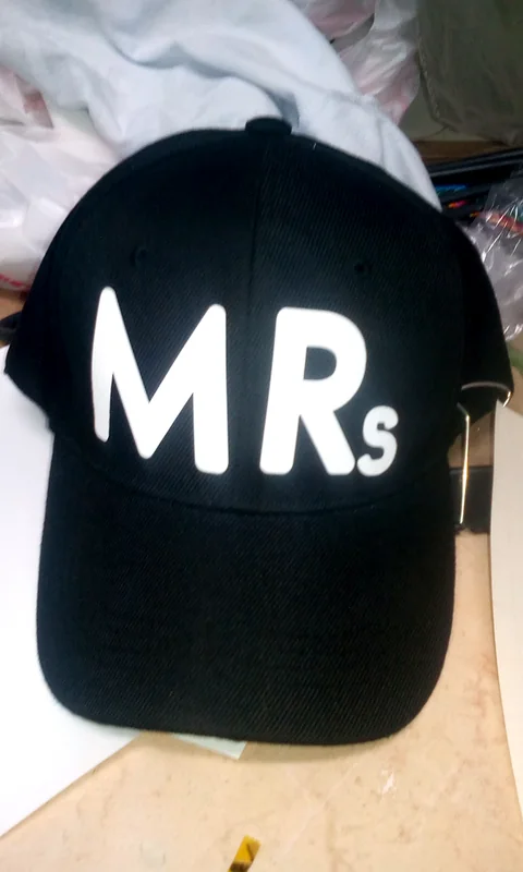 Gorra negra con estampado en blanco
