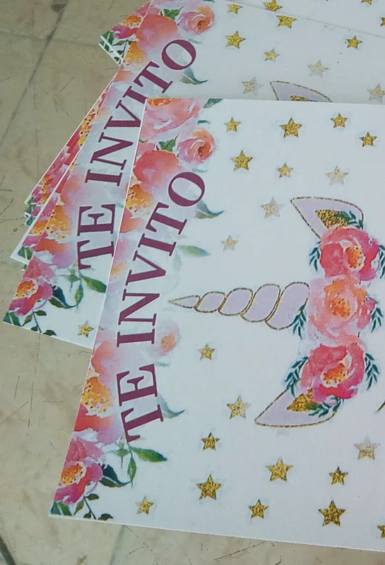 Invitaciones impresas y cortadas, listas para entregar