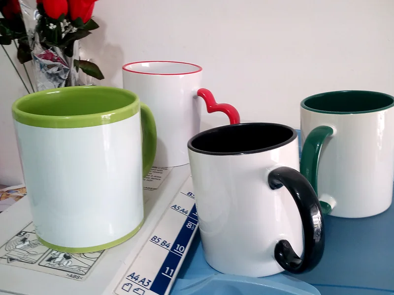 Mugs de colores: interior, asa y asa de corazón
