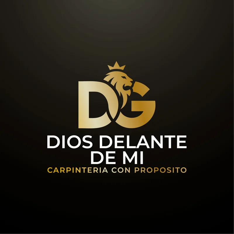 Monograma DG con león y corona — Dios Delante de Mí