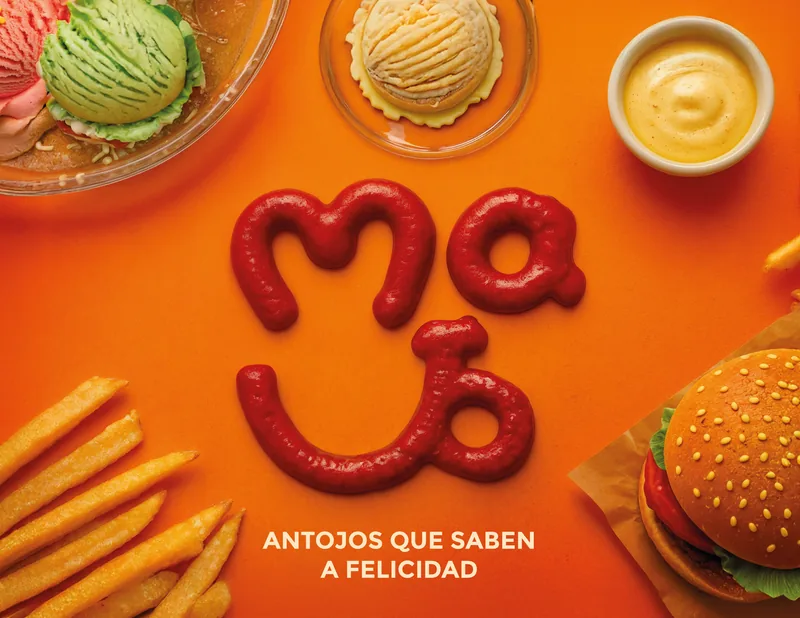 El logotipo dibujado con salsa, fotografiado con el producto real — MAJO