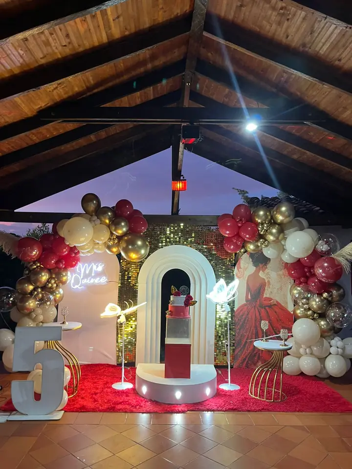 Mis quince en rojo y dorado
