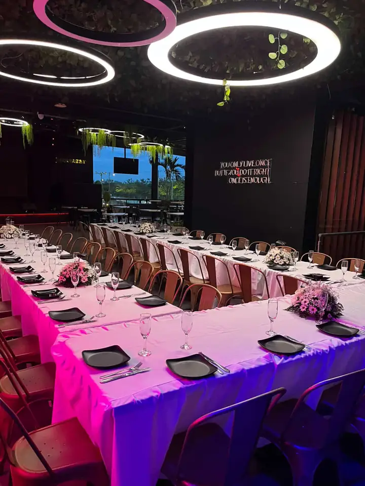 Cena en fucsia